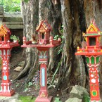 Kapitel 06-Ahnenhäuschen vorm bubdhistischen Baum